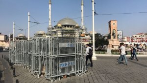 1 Mayıs öncesi Taksim'e polis bariyerleri getirildi