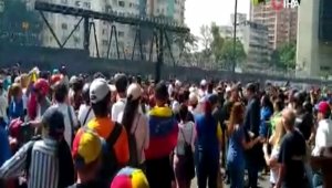 Venezuela'da askerler ve siviller sokakta