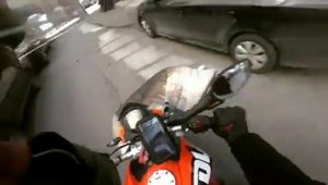 Başına halı düşen motosikletli neye uğradığına şaşırdı