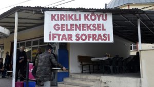 Bu köyden geçene ücretsiz iftar