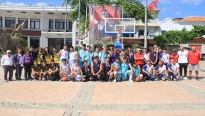 Çeşme'de sokak basketbolu etkinliği