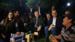 Cumhurbaşkanı Erdoğan, Zeytinburnu Sahili'nde vatandaşlarla çay içti