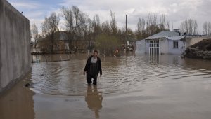 Evler su altında kaldı