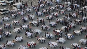 Geleneksel Fırat Yılmaz Çakıroğlu İftar Sofrasına 3000 İzmirli Katıldı