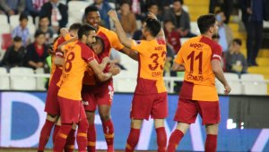 ilk yarı 2-2 eşitlikle bitti