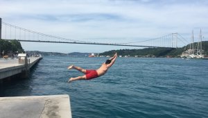 Sıcaktan bunalan kendini İstanbul Boğazı'nın serin sularına bıraktı