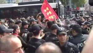 Taksim'e yürümek isteyen göstericilere polis müdahalesi