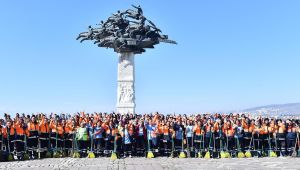 Kadın süpürgeciler İzmir'e toz kondurmuyor 