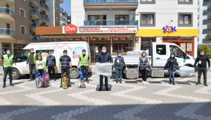 Başkan Gümrükçü önce vatandaşa ekmek, ardından sokak hayvanlarına mama dağıttı 