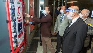 İzmir'in metro istasyonlarında maskematik dönemi