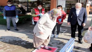 Ödemiş'te mücadele tam gaz: Pazar yerinde dezenfektan havuzu kuruldu, maske dağıtıldı