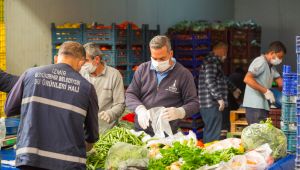 İzmir Sebze Meyve Hali esnafından Biz Varız dayanışmasına destek: "Halin kapısını açtık soframızı paylaştık"