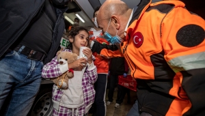 Başkan Soyer'den depremzedelere moral ziyareti