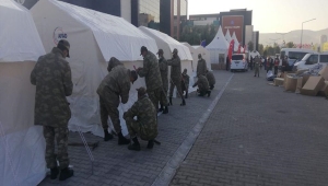 İzmir'deki Mehmetçiklerimiz Çadır Kurma Çalışmalarına Destek Sağladı