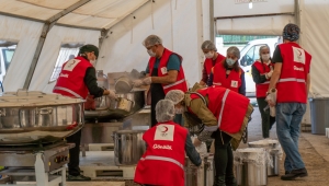 Türk Kızılay İzmir'in yaralarını sarmaya devam ediyor