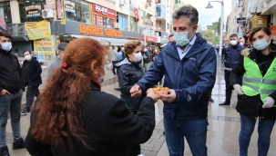 Başkan Sandal,Depremde Hayatını Kaybedenler İçin Lokma Döktürdü,Karanfil Bıraktı