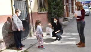 Bornova'da belediyeden eğitim alan miniklere hediye 