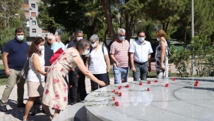 İzmir Tabip Odası Sağlık Çalışanlarına Saygı Anıtı'nda pandemi sürecinde kaybettikleri sağlık çalışanları için anma gerçekleştirdi