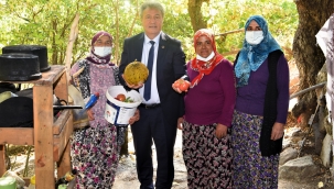 Başkan İduğ, tarlada çalışan kadınları ziyaret etti