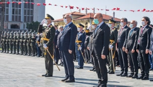 Cumhuriyet Bayramı kutlamaları çelenk töreniyle başladı