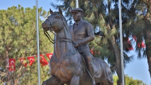 Güzelbahçe'de Atatürk Heykeli Açıldı