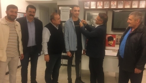 CHP'li Purçu Roman Gençlere Rozet Taktı