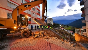 Narlıdere'de çöken istinat duvarına güvenlik önlemi 