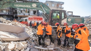 İzmir İtfaiyesi arama kurtarma çalışmalarını sürdürüyor "Son vatandaşımızı alana kadar buradayız" 