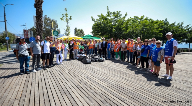 Karşıyaka'da çevre gönüllülerinden sahil temizliği 