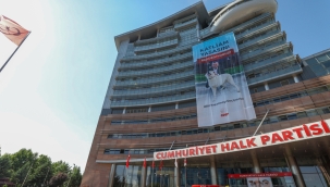 CHP Genel Merkezine "Biz Yaşatmayı Seçiyoruz" Pankartı Asıldı 