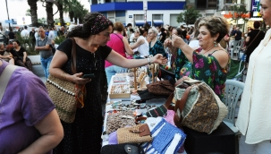 Karşıyaka Çarşısı ‘El Emeği Gece Pazarı’ ile şenlendi 