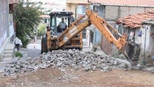 Bayraklı'da yol yenileme seferberliği sürüyor 