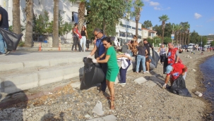 Foça'da Öğretmenlerden Çevre Temizliği