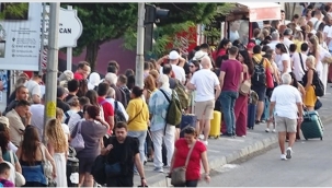 Midilli'ye gitmek için bir kilometre kuyruk oluştu