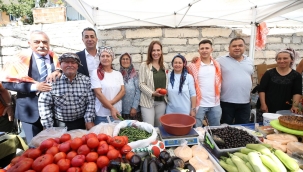 Yamanlar Domates Şenliği Karşıyaka'ya renk kattı 