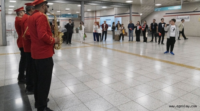 İzmir Metrosu'nda 29 Ekim kutlaması 