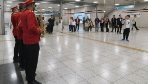 İzmir Metrosu'nda 29 Ekim kutlaması 