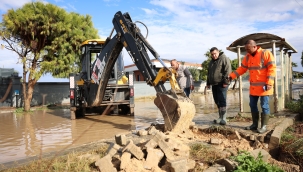 Çeşme Belediye ekipleri yoğun yağışa karşı sahada 