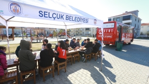 Efes Selçuk'ta öğrencilere Gıda Dayanışması ve Öğrenci Otobüsü desteği 