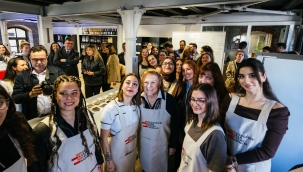 Sabancı Vakfı Mütevelli Heyeti Başkanı Güler Sabancı, İzmir’de “Ben de varım, buradayım” diyen genç kadınlarla buluştu 